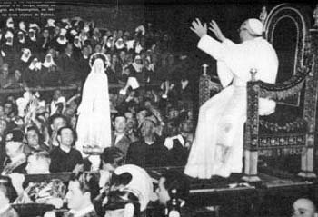 Black and White photograph of Pius XII honoring Our Lady of Fatima