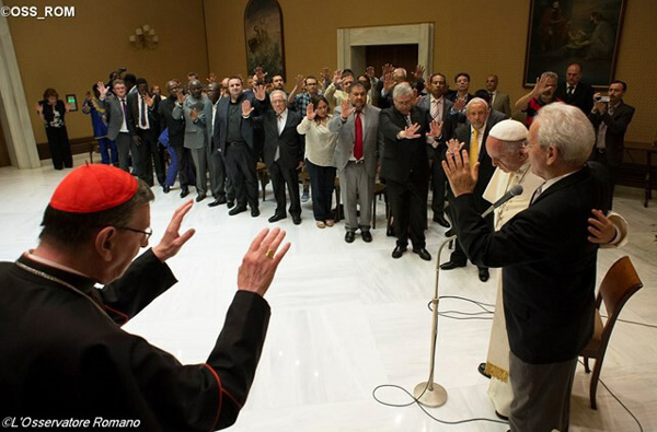 Pope receives blessing from Protestant pastors 02