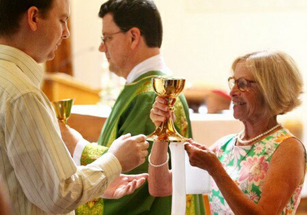 Women Eucharistic ministers increase in the U.S.
