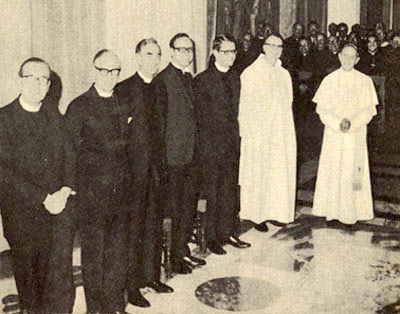 Paul VI posing with six protestant theologians