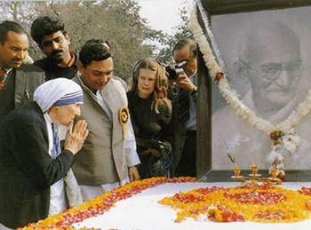 Mother Teresa praying at the tomb of Ghandi