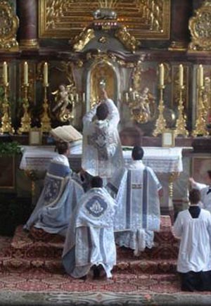 Reverence and dignity of the Traditional Catholic Mass