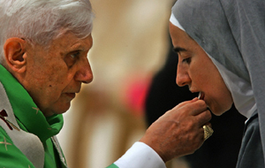 Ratzinger gives Communion on the tongue
