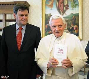 Benedict XVI, with Peter Seewald, defends condom use