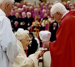 Card. Ratzinger gives communion in the hand to protestant Schutz