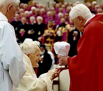 Card. Ratzinger gives communion in the hand to protestant Schutz