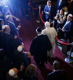 Benedict XVI entering the Park East Synagogue of New York