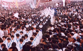 thousands of pilgrims at the Dong Lu Shrine