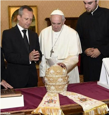 Francis receives a tiara from Macedonia
