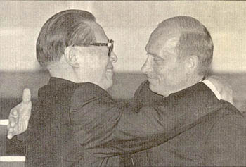 Russian president Putin and Chinese president Jiang Zemin embrace