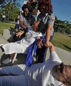 White Ladies, the relatives of prisoners, are humiliated by police in Cuba
