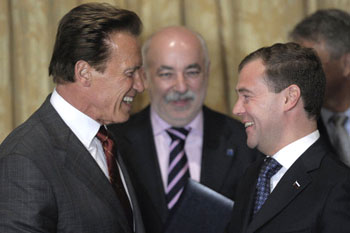Schwarzenegger warmly greets Medvedev