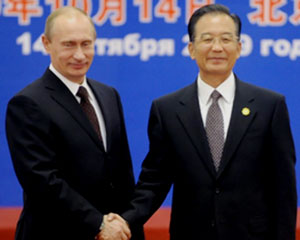 Putin shakes hands with Chinese Premier Wen Jiaboa