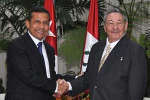 Peruvian President Humala shaking hands with Raul Castro