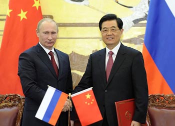 President Hu Jinao shakes hands with Putin