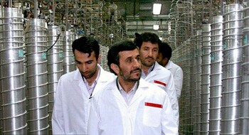 Ahmadinejad visitng Iran nuclear facility