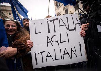Protestors holding Italy for Italians signs