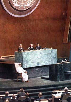 Paul VI waiting to speak at the UN assembly