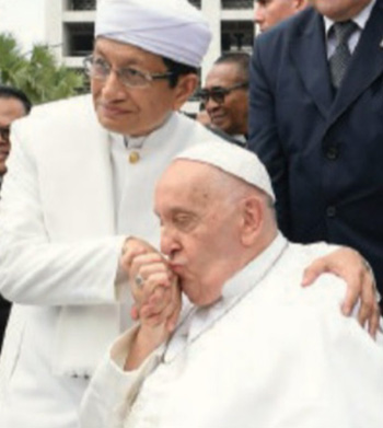 Francis kisses the hand of imam