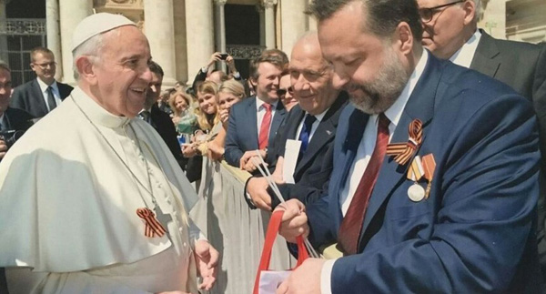Pope Francis receives communist decoraation