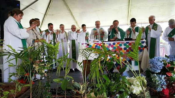 Bishops and female protestant ministers concelebrating at the Romaria da Terra, Brazil