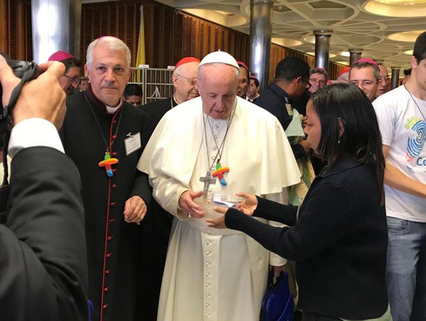 Papa FRancis lleva una cruz arcoiris 1