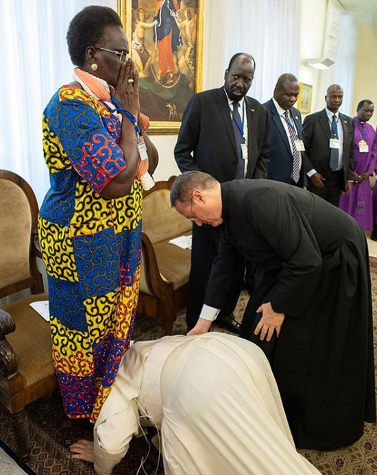 El Papa Francisco besa los pies a los políticos musulmanes.