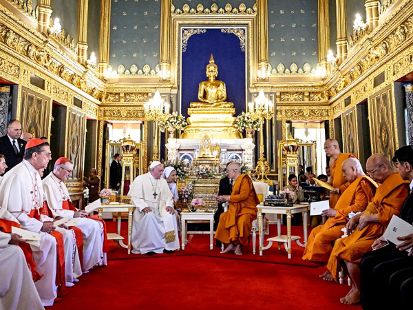 Francisco visita el templo budista en Tailandia 1