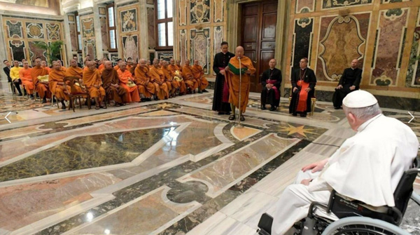 Bergoglio receives Thai Budhist monks 1