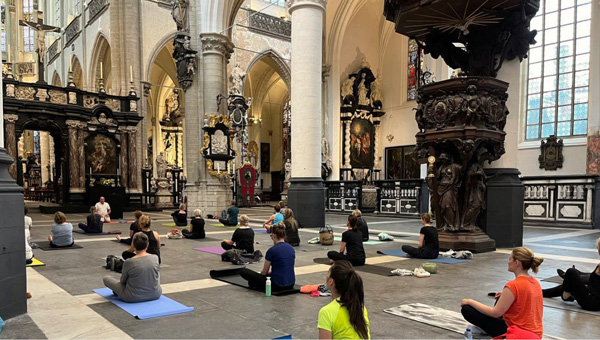 Yoga en una iglesia católica en Amberes
