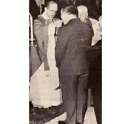 PAul VI giving Communion to a standing man