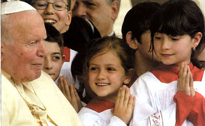 Jon Paul II with altar girls