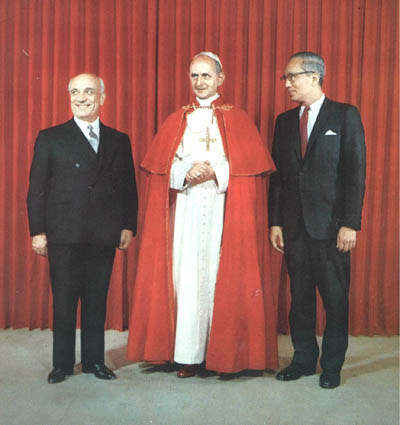 Pope Paul VI flanked by Fanfani and U Thant