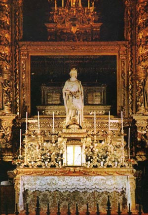 The coffin and statue of St. Elizabeth in Coimbra