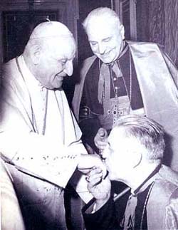 Cardinal Suenens honoring John XXIII